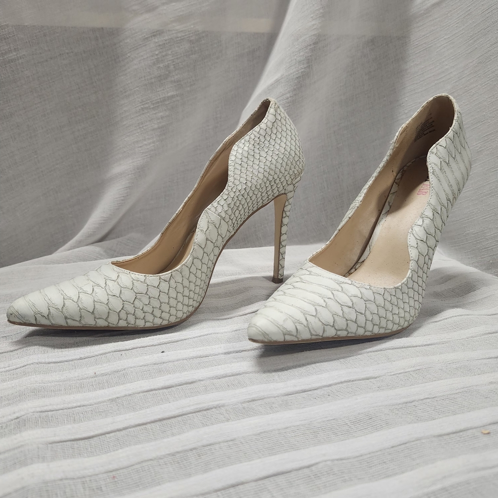 Elegant Cream Snakeskin Pattern Heels